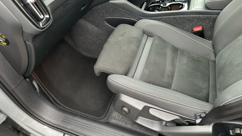 Volvo XC40 2.0 B4P Plus Dark 5dr Auto Petrol Estate